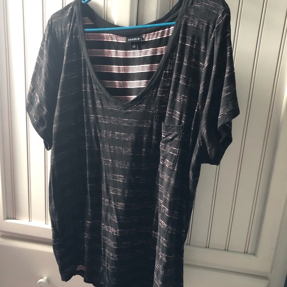 Black and pink striped T-shirt - Picture 2 of 3